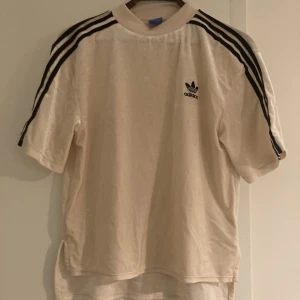 Adidas tröja - Adidaströja i velour. Superfin mkt mjuk. Är storlek S. 💜💜💜