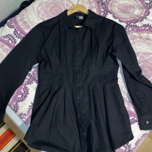 Hm skjorta  - Använd bara en gång, passar på storlek M