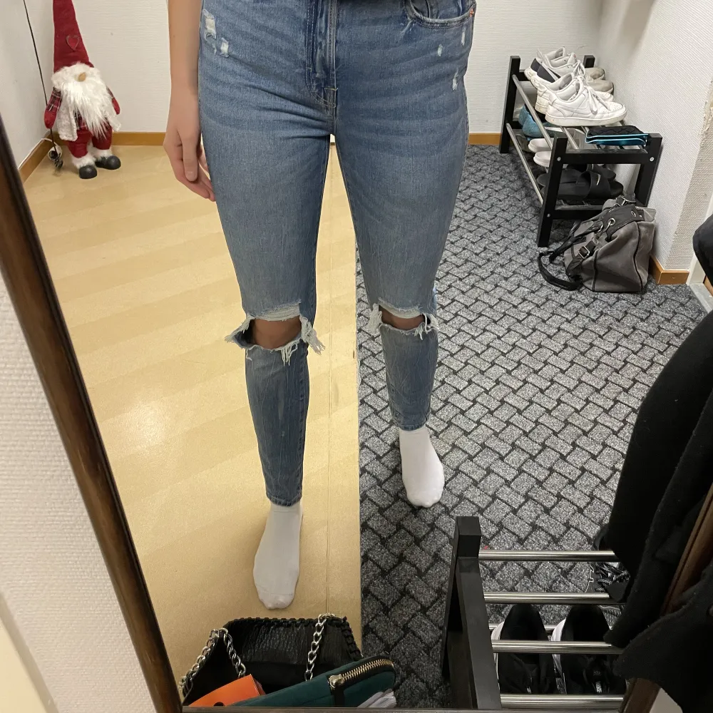 Jeans från Lager 157 i mycket fint skick, inga som helst defekter. Passar perfekt i längd för mig som är 178cm. . Jeans & Byxor.