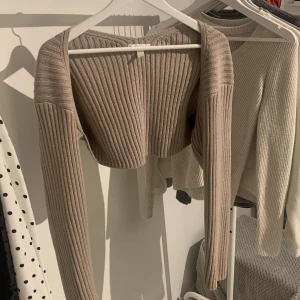 Stickad kofta - Säljer denna super söta kofta från H&M köpte den här på Plick men kom aldrig till användning då den va lite förstor för mig. Jag står inte för frakten!💗⭐️