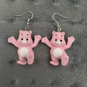 Helt nya, oanvända care bear örhängen i rosa. 30kr + 13kr frakt. 