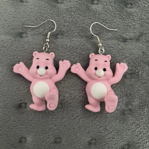 Örhängen  - Helt nya, oanvända care bear örhängen i rosa. 30kr + 13kr frakt. 