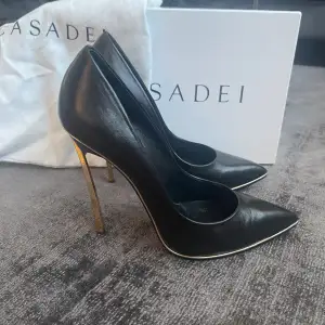 Casadei pumps i svart. Strl 38.5. Nästan oanvända. Dustbag och låda följer med. 