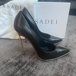 Casadei pumps - Casadei pumps i svart. Strl 38.5. Nästan oanvända. Dustbag och låda följer med. 