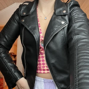 skinnjacka - jätte fin skinnjacka som tyvärr är för liten för mig, väldigt fint skick, frakt tillkommer 