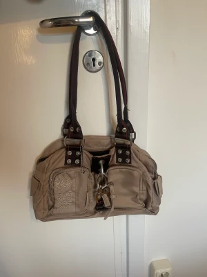 väska - vet inte vart den är ifrån för att jag har fått den av min mamma men den är jättebra skick och super snygg till nästan allt