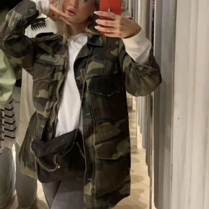 Militärjacka zara - Säljer denna fina Militärjacka från zara, den är i jeans material med en väst inuti som går att ta bort om man vill! Super fint skick, passar både xs s oxh m 