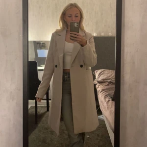 Kappa vero moda - Jättesnygg kappa från vero moda som tycärr inte kommer till användning då det inte riktigt är min stil. Bra skick inga fläckar osv. Storlek xs men sitter även bra på mig som vanligtvis har s. 