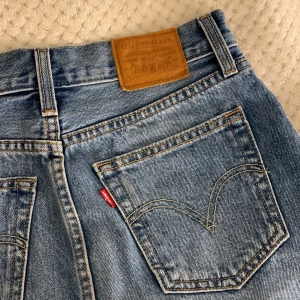 Levis jeanskjol - Jättefin jeans kjol från Levis i bra skick, knappt använd. Säljer pga att den är för liten tyvärr. 