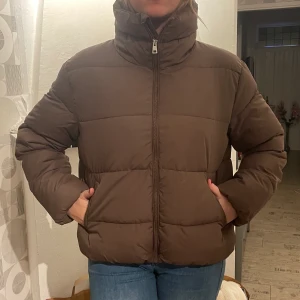 Brun jacka - Knappt använd.