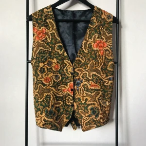 Vintage väst  - En vintag väst med mycket charm lite orientaliska stil. Storlek L skulle passa M eller översized S. Mycket bra skick.
