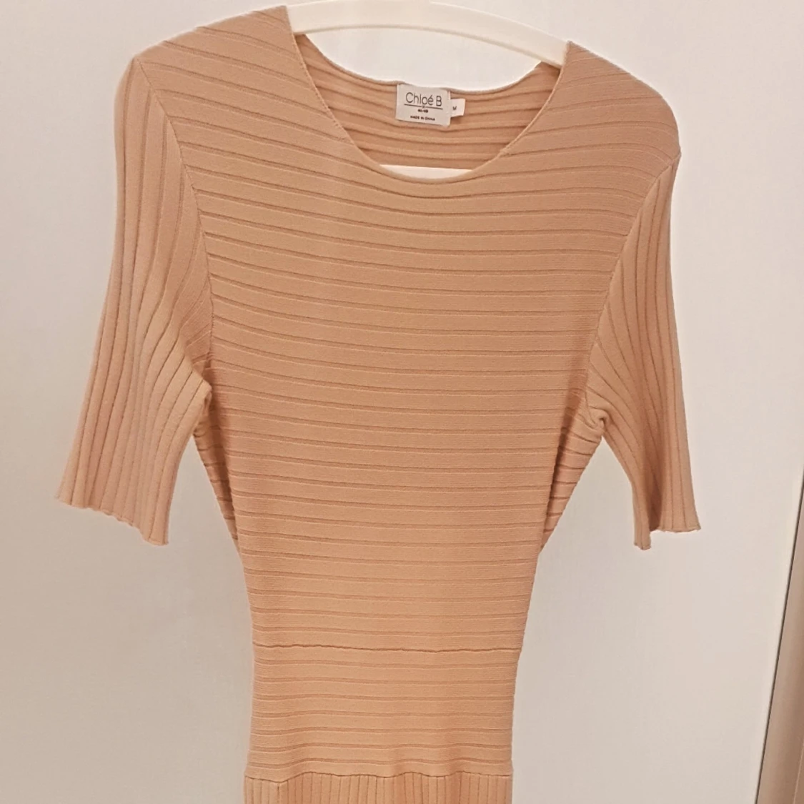 Supersnygg ribbad klänning med öppen rygg - 90