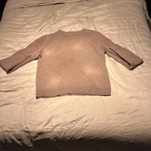 En ljusbrun cashmere Zadig volter tröja.  - Den är inte använd och ör skön att ha på sig. 