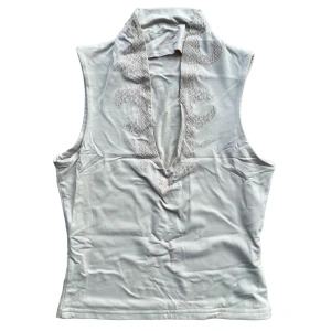 Y2k Crop Top - !-20%!Supersnygg vintage crop top från 00-talet med högre halsring och tryck föreställande flammor i ormskinnsmönster!😍I perfekt skick! Hittar ingen storlek men skulle säga en S!💋