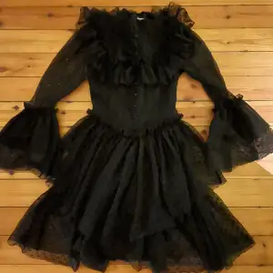 Svart gotisk klänning i tyll.  Från H&M  special edition.