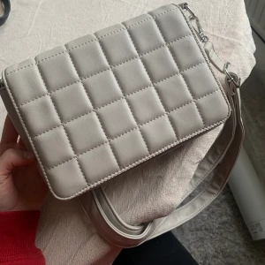  stenfärgad väska - Söt mellanstor väska med massa plats och fickor. 