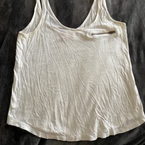 Vitt Linne från Zara - Vitt linne från zara i storlek S/M. Bra skick! Jag kommer självklart stryka och tvätta den innan den fraktas. Tveka inte att ställa frågor eller få fler bilder <333