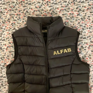 Alfab väst st 34 - Säljer min Alfab väst i st 34. Aldrig använd endast provad. Kom privat för fler bilder!🥰