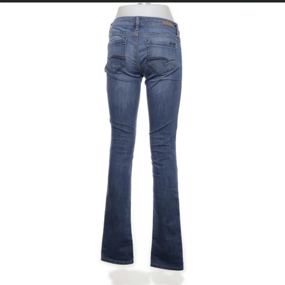 LÅGMIDJADE!!! Säljer dessa snygga jeans, straight!! Kommer tyvärr inte till användning.  Midjemått: 72 . Jeans & Byxor.