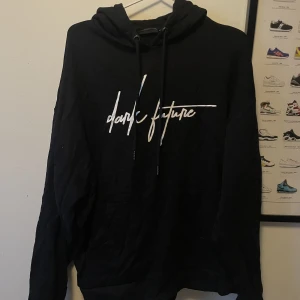 Dark future Hoodie - Svart hoodie från ASOS, aldrig använd. 