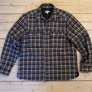 Jacka från Weekday. Storlek M men passar även L. Blå/svart/vit rutig. Bra skick! Tunnare laget så mer som en Overshirt.