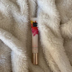 Lip gloss från rituals - Jag säljer juicy lips från rituals. Vilket är ett lip gloss. Färgen är otroligt fin. Jag har redan ett så jag säljer det. JAG HAR ALDRIG ANVÄNT DET!!🫶🏼