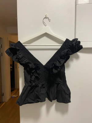 H&M linne - Linne, djupt både fram och bak, använt 1 gång! Sitter superfint på💕perfekt festtopp