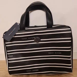 Oanvänd Tommy Hilfiger necessärväska - Oanvänd Tommy Hilfiger necessärväska Funkar för både killar och tjejer. Oanvänd med prislapp på. 100% äkta och köpt i Usa   Perfekt som present eller julklapp 