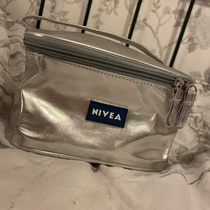 Nivea nessesär  - En nivea nessesär. Den har bara legat i min låda och aldrig kommit till användning (därav helt vikt på kanterna)