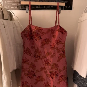 Midi klänning rosa - Rosa midiklänning blommigt mönster Strl eu 44/L Jättefin, köpt secondhand dock används aldrig Gammalt h&m märke- hennes 