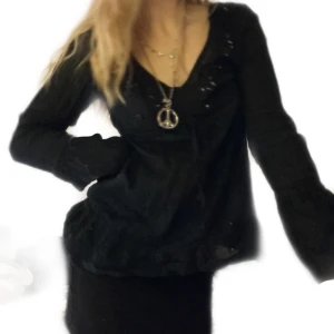 Världens finaste y2k blus! - Så fin glitter/paljett blus! Lite vida armar och så fina detaljer! Älskar den här så mycket och den sitter verkligen så fint. Fin till fest eller till vardags!