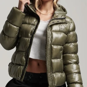 superdry vinterjacka - säljer min superdry vinterjacka som jag beställde för ungefär 2 veckor sen, knappt använd och prislappen sitter kvar💕det är en storlek 34 och passar på mig som är 165, säljer så färgen inte riktigt passar mig och det är så krångligt att returnera💕