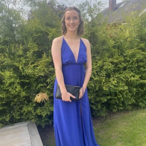 Blå balklänning - Jättefin blå balklänning mer slits vid ena benet och fin snörning i ryggen där man kan välja att knyta fram eller bak. Endast använd på min bal och har inga fläckar eller defekter.