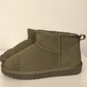 Uggs  - Säljer ett till par av mina inspirerade uggs i modellen ultra mini. Skorna är helt oanvända . Köparen står för frakten. Betalning sker genom Swish.