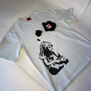 Handmålad t-shirt i storlek s/m, 1/1 exemplar från Aleksio Feli