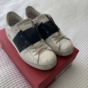 Valentino Garavani Skor - Strl 42 6/10 skick skickas genom frakt