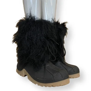 Vinterskor - Fluffiga svarta bratz vinterskor i toppenskick! Storlek 37-38. Made in Italy. Står inget märke. Sulorna saknas, mjukt material på insidan. 