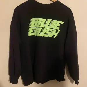 Billie Eilish hoodie från 2019. Säljer eftersom jag inte lyssnar på hennes musik längre. Skriv innan köp. 