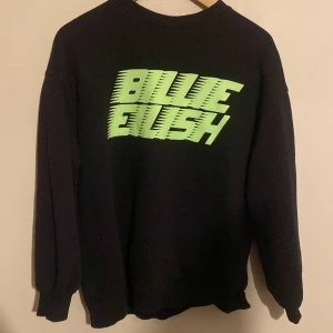 Billie Eilish hoodie  - Billie Eilish hoodie från 2019. Säljer eftersom jag inte lyssnar på hennes musik längre. Skriv innan köp. 