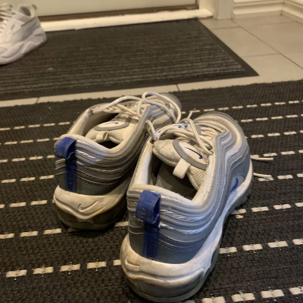 Säljer nu mina Nike 97 då de bara ligger hemma och att dem är för små för mig, har haft dem i 2 år men har knappast kommit till andvänding därför säljer jag nu dom. De är i gott skick och priset kan gå ner vid en snabb affär. Storlek 41 men sitter som 42.. Skor.