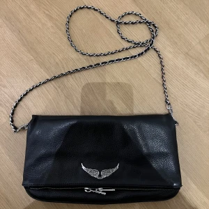 Zadig väska  - Äkta zadigväska i bra skick. Köpte för ungefär 1 år sedan på NK. Kommer med båda banden och kvitto finns. 