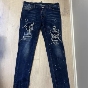 DSQURED JEANS  - Dom byxorna är köpta på johnells i mall of Scandinavia får nån månad sedan och säljer dom biligt för jag inte har nån använing av dom skick 10/10 