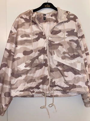 Vind jacka - En jättefin vind jacka ifrån hm! Använd endast en gång så den är som ny. Storlek S💗