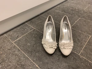 Vita högklackade skor - Vita högklackade skor med smal klack, ca 5 cm