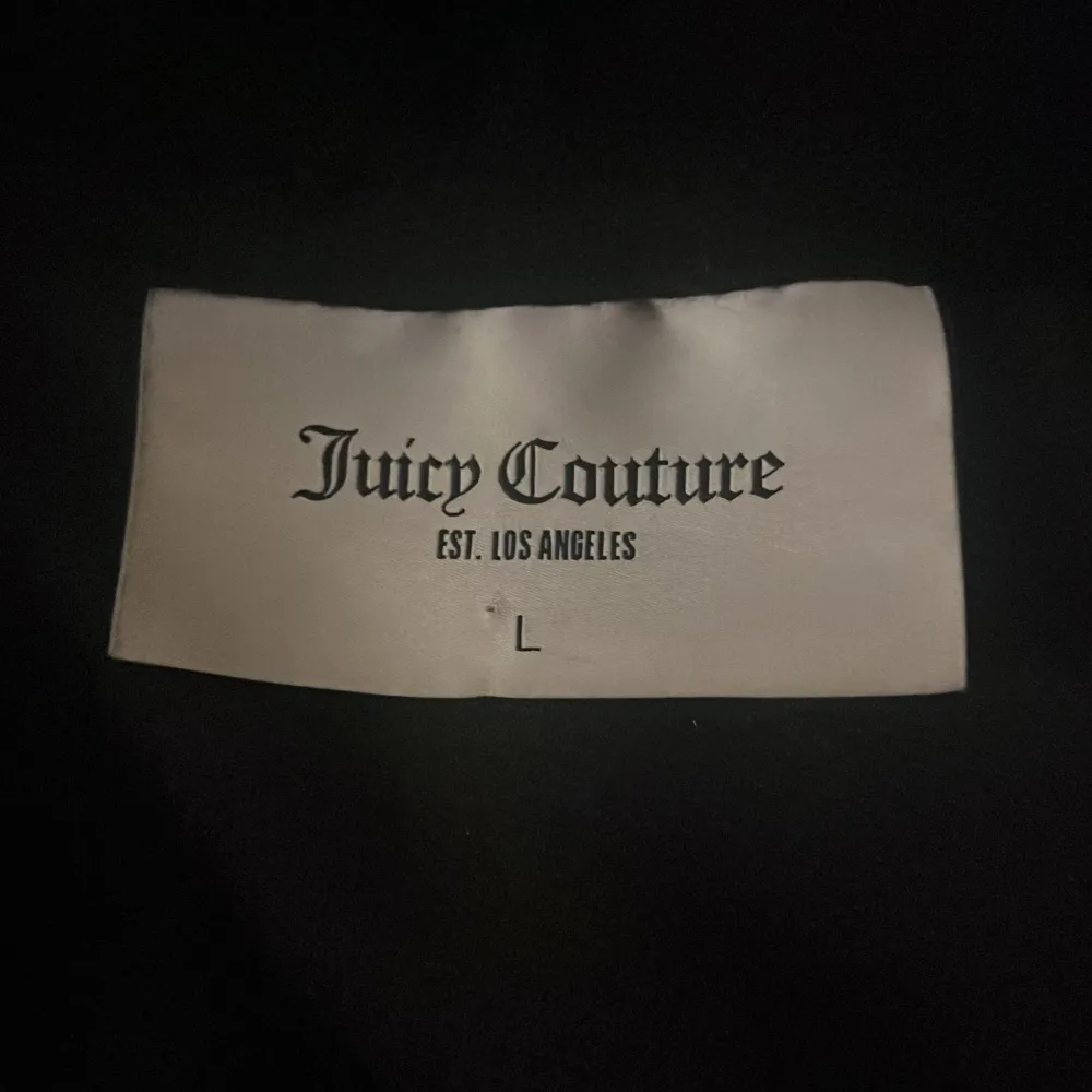Säljer min supersnygga juicy couture hoodie! Endast använd ett fåtal gånger inget som syns! Är i storlek L men skulle uppskattas som M! . Hoodies.