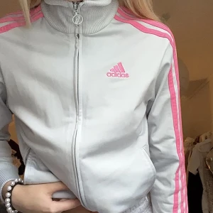Adidas hoodie - Vintage adidas zip up i barnstorlek L!⭐️ passar mig som är en xs-s & 171  cm lång! Unik & bra skick 💓 perfekt julklapp! Hög krage & lång i armarna!