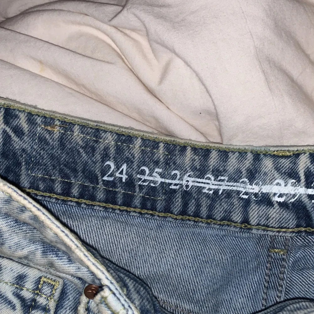 Säljer mina jeans ifrån bikbok i storlek 24 vilket motsvarar 32/34. Använda fåtal gånger. Nypris 600, mitt pris 200. Jeans & Byxor.