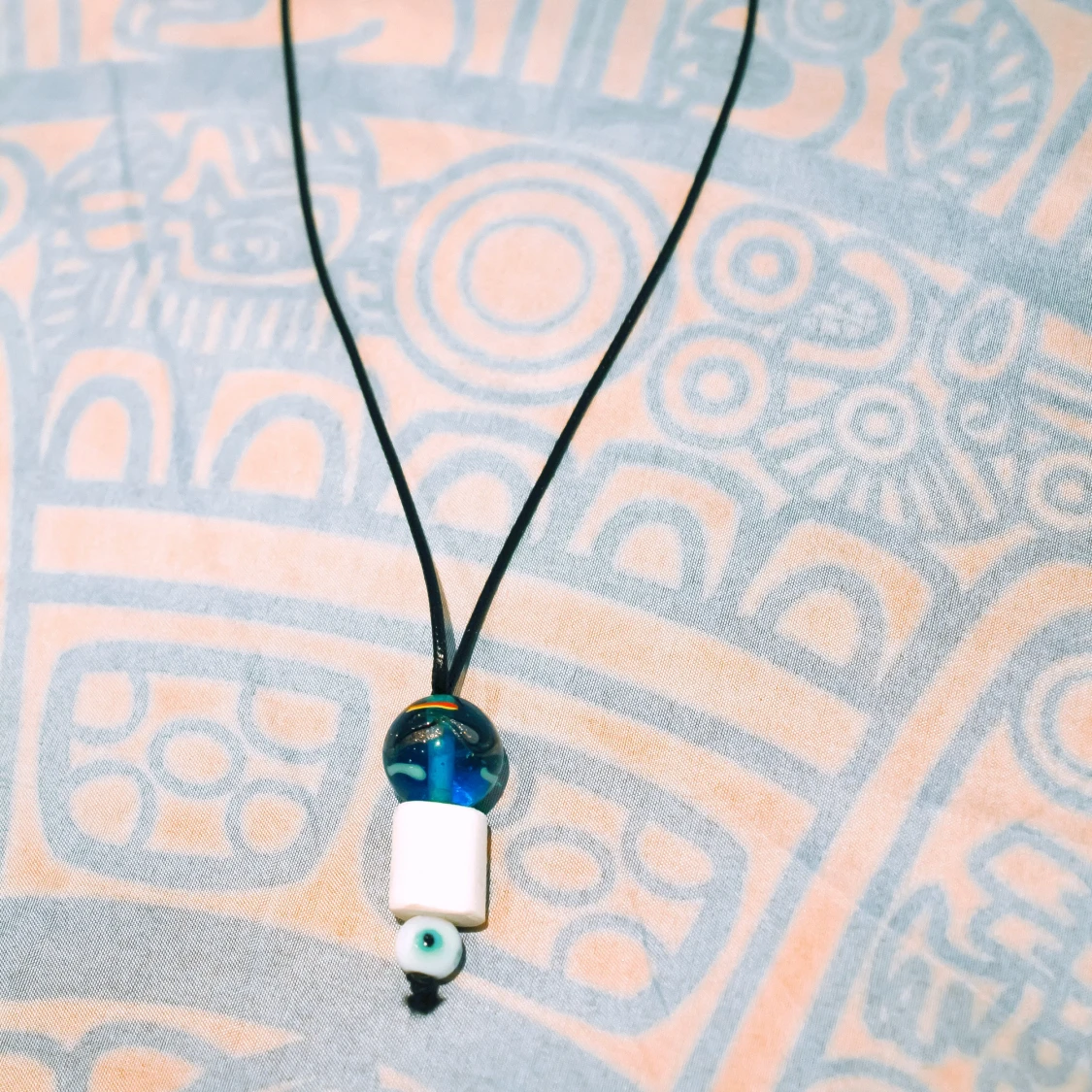 Halsband med ett hänge av trä, glas och porslin - 90