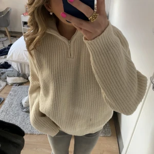 Stickad tröja - Jättefin krämvit stickad siptröja😍😍 passar s-m