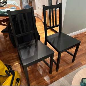 Har fått hem nya stolar så försöker få bort dom här så snabbt som möjligt. 2 par Ikea stolar i svart färg